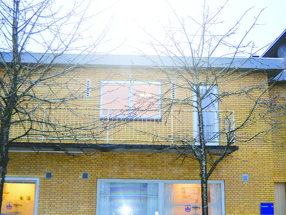 Udendørs installation af MicroVent ventilation på bygning i Herning Kommune