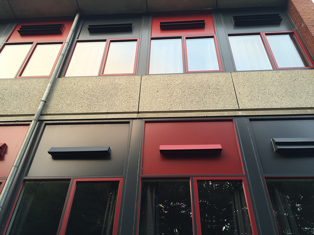 Udendørs MicroVent ventilationer på Øster Starup Skoles facade